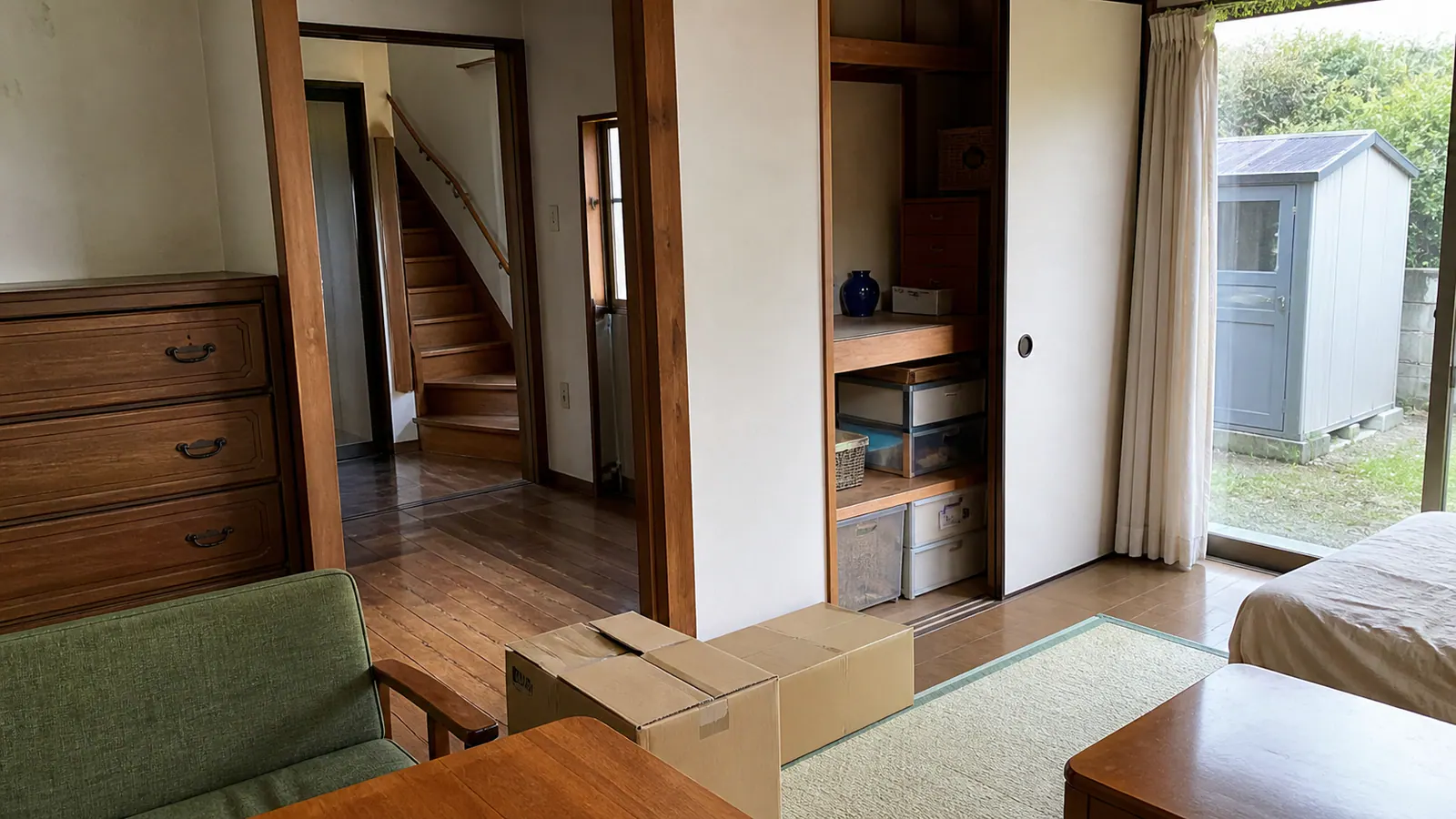 家具、階段、収納、屋外物置が見える一軒家の搬出条件