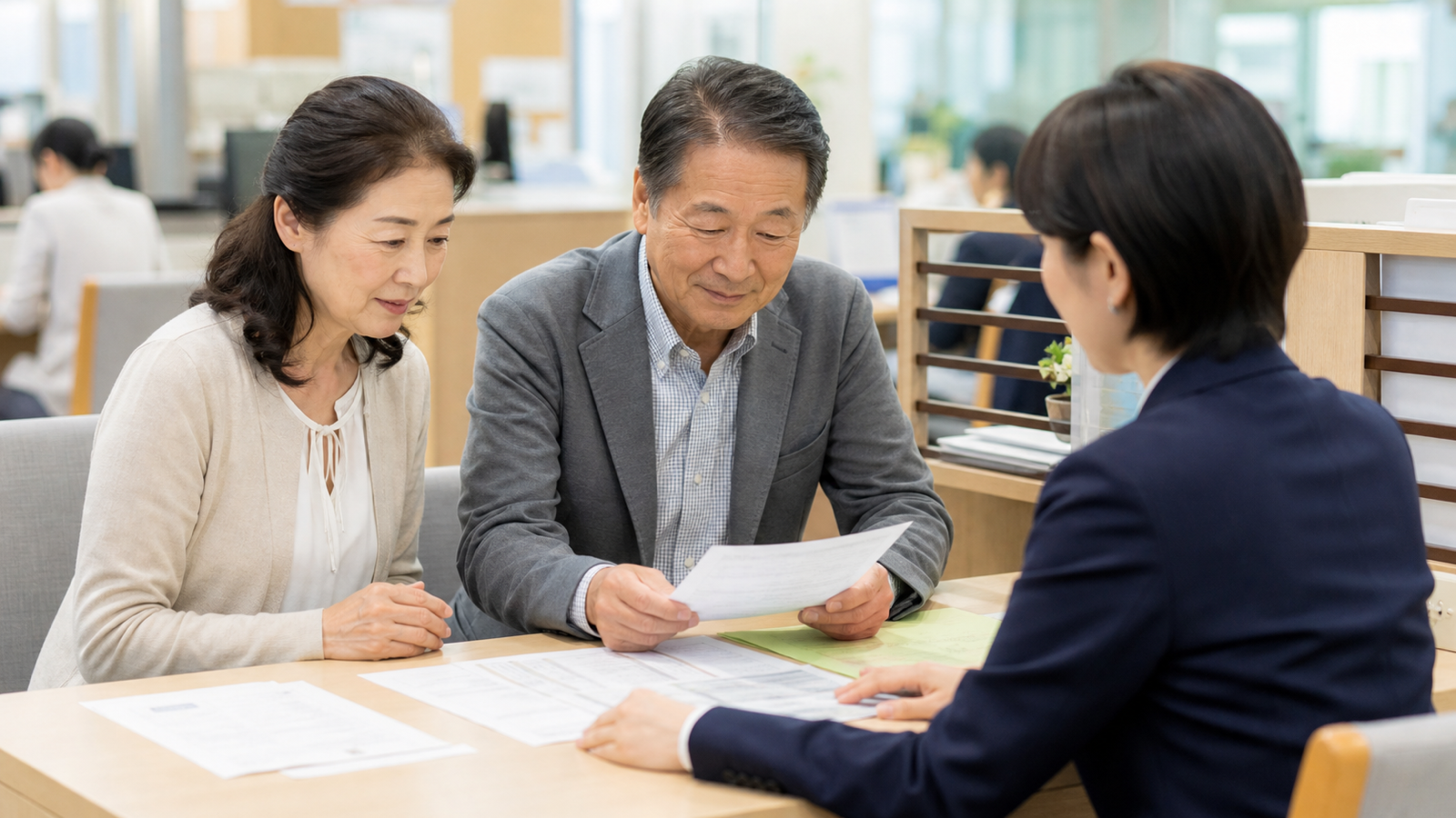 自治体の窓口で改葬許可の必要書類を確認する夫婦